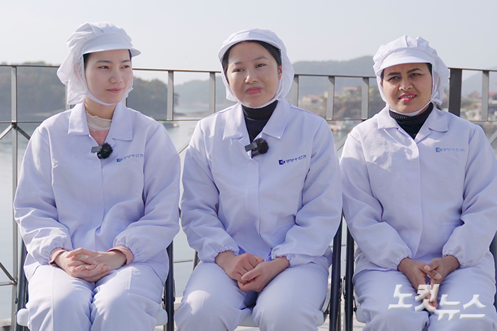 거제대학교를 졸업하고 '지역특화형 비자'제도를 통해 고성지역 수산물 가공업체에서 근무하고 있는 졸업생들. 왼쪽부터 김치(베트남), 만디라(네팔), 해마(네팔). 노컷TV 영상 캡처