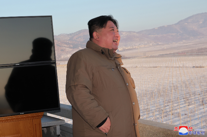 북한은 지난 18일 김정은 북한 국무위원장이 참관한 가운데 고체연료 대륙간탄도미사일(ICBM) 화성-18형 발사훈련을 단행했다고 조선중앙통신이 19일 보도했다. 연합뉴스
