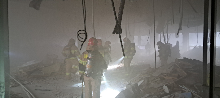 19일 오전 9시 49분쯤 울산시 남구 무거동의 10층짜리 건물에서 불이 났다. 울산소방본부 제공