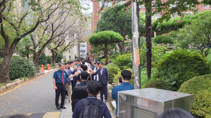 지난해 실시된 하이파이브 등교행사. 부산진구청장과 부산진경찰서장이 학생들을 맞이하고 있다/부산시교육청 제공