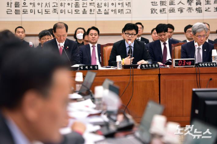 한동훈 법무부 장관이 19일 서울 여의도 국회에서 열린 법제사법위원회 전체회의에서 의원 질의에 답변을 하고 있다.