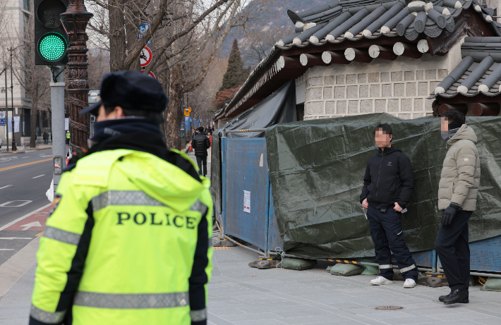 19일 오후 서울 종로구 경복궁 고궁박물관 방향 담벼락 앞에서 경찰이 경계근무를 서고 있다. 연합뉴스