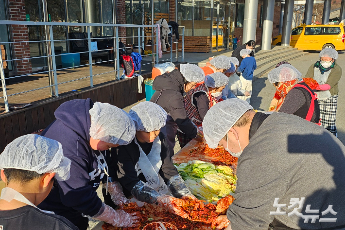 지난 17일 강원 춘천시 사북면 고탄리에 위치한 춘천별빛농촌유학센터에서 송화초 학생들이 김장을 담그고 있다. 구본호 기자