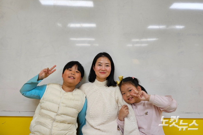 지난 21일 강원 홍천군 서석면 삼생초에서 열린 '삼생 축제의 날' 학예회가 끝난 뒤 만난 이현동(4학년), 이윤슬(1학년) 남매와 모친 오원지씨. 구본호 기자