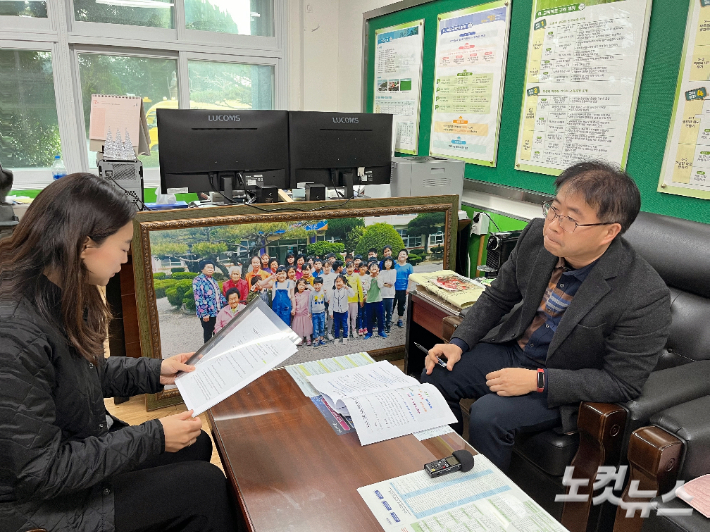 지난 11월 30일 김을용 해남군 북일초등학교 교장이 본지와 인터뷰를 하는 모습.