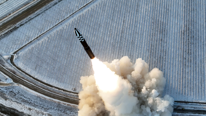 북한은 지난 18일 김정은 북한 국무위원장이 참관한 가운데 고체연료 대륙간탄도미사일(ICBM) 화성-18형 발사훈련을 단행했다고 조선중앙통신이 19일 보도했다. 연합뉴스 