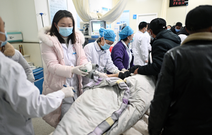 지진 부상자가 병원에서 치료를 받고 있다. 펑파이 홈페이지 캡처