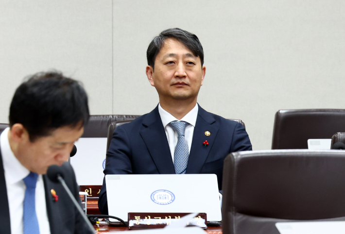  안덕근 통상교섭본부장(산업통상자원부 장관 후보자)이 19일 서울 용산 대통령실 청사에서 열린 국무회의에 참석하고 있다. 연합뉴스