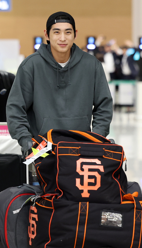 미국 프로야구(MLB) 샌프란시스코 자이언츠에 입단한 이정후가 19일 오후 인천국제공항을 통해 귀국하고 있다. 연합뉴스