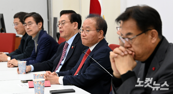 윤재옥(오른쪽 두번째) 당 대표 권한대행을 비롯한 중진의원들이 심각한 표정으로 앉아있다. 황진환 기자 
