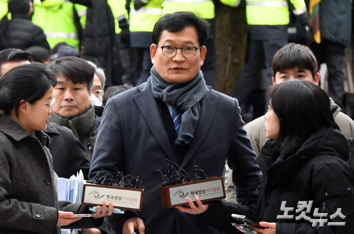 더불어민주당 전당대회 돈봉투 수수 의혹을 받는 송영길 전 대표가 18일 오전 서울 서초구 서울중앙지법에서 열린 구속 전 피의자심문(구속영장심사) 에 출석하고 있다. 황진환 기자