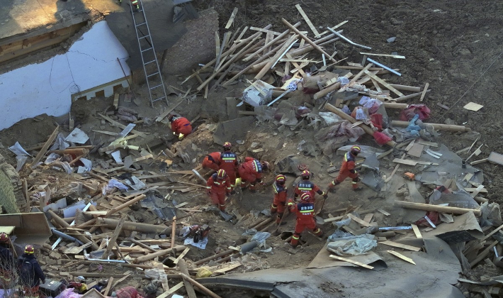 19일 중국 서북부 칭하이성 하이둥시의 한 마을에서 구조대원들이 지진으로 무너진 건물을 수색하고 있다. 연합뉴스