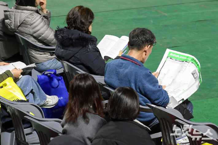 14일 서울 잠실학생체육관에서 열린 진학사 2024 정시 합격전략 설명회에 참석한 수험생 및 학부모들이 자료를 살펴보고 있다. 박종민 기자