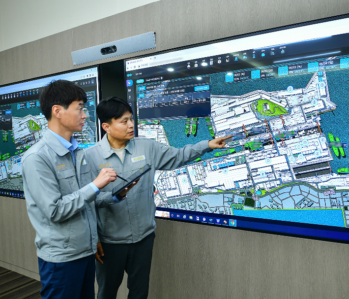 HD현대중공업 직원들이 디지털 트윈을 활용한 가상 조선소 트윈포스(TWIN FOS)'를 통해 조선소 공정 상황을 실시간으로 살펴보고 있다. HD현대 제공