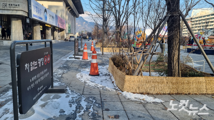 20일 오후 서울 종로구 광화문 광장 주변으로 눈이 묻어 있었다. 양형욱 기자