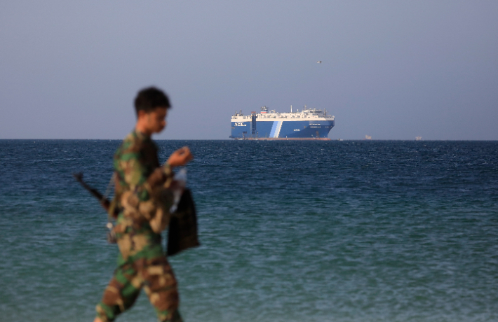 후티 반군 병사가 홍해 해변을 걸어가고 있다. 연합뉴스