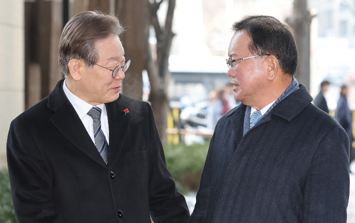 이재명 대표, 김부겸 전 총리와 회동     (서울=연합뉴스) 김성민 기자 = 더불어민주당 이재명 대표와 김부겸 전 국무총리가 20일 오전 회동을 위해 종로구 해남2빌딩에 들어서며 입장 발표를 준비하고 있다. 2023.12.20     ksm7976@yna.co.kr (끝)   연합뉴스