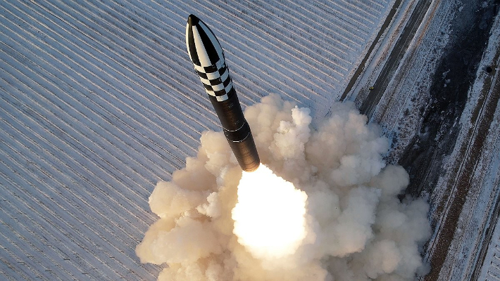 북한은 지난 18일 김정은 북한 국무위원장이 참관한 가운데 고체연료 대륙간탄도미사일(ICBM) 화성-18형 발사훈련을 단행했다고 조선중앙통신이 19일 보도했다. 연합뉴스