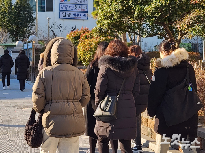 21일 부산지역 아침 최저 기온이 7.4도까지 떨어지는 등 한파가 찾아온 가운데 시민들이 두꺼운 외투를 입고 출근길 발걸음을 재촉하고 있다. 정혜린 기자