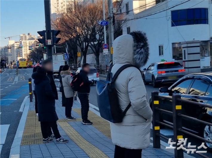 21일 부산지역 아침 최저 기온이 7.4도까지 떨어지는 등 한파가 찾아온 가운데 시민들이 두꺼운 외투를 입고 출근에 나선 모습. 김혜민 기자