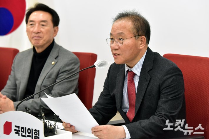 국민의힘 윤재옥 당 대표 권한대행이 21일 서울 여의도 국회에서 긴급 현안 관련 기자간담회를 열고 국민의힘 신임 비대위원장으로 한동훈 법무부 장관 지명 발표를 하고 있다. 윤창원 기자