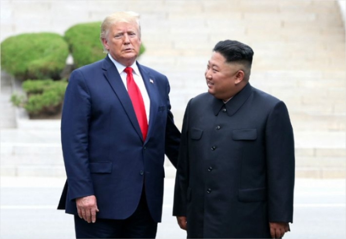 지난 2019년 북한 김정은 국무위원장과 만난 도널드 트럼프 전 미국 대통령. 연합뉴스