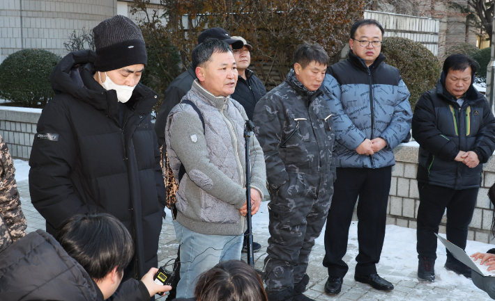 21일 서울 서초구 중앙지법에서 재판을 마친 형제복지원 사건 피해자들이 기자회견을 하고 있다. 연합뉴스