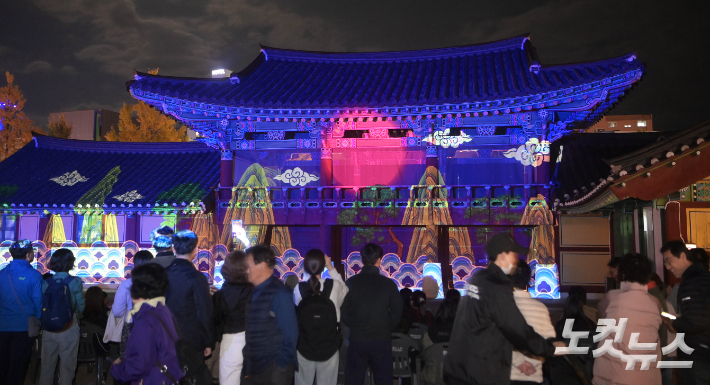 강릉대도호부관아 미디어아트를 관람하고 있는 시민과 관광객들. 전영래 기자