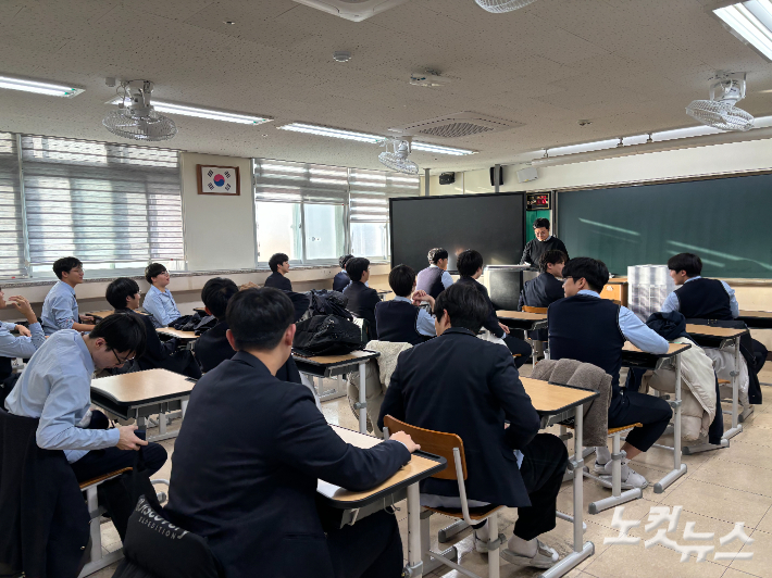 지난 8일 오전 2024학년도 대학수학능력시험 성적표가 배부된 대전고등학교 3학년 교실. 김미성 기자