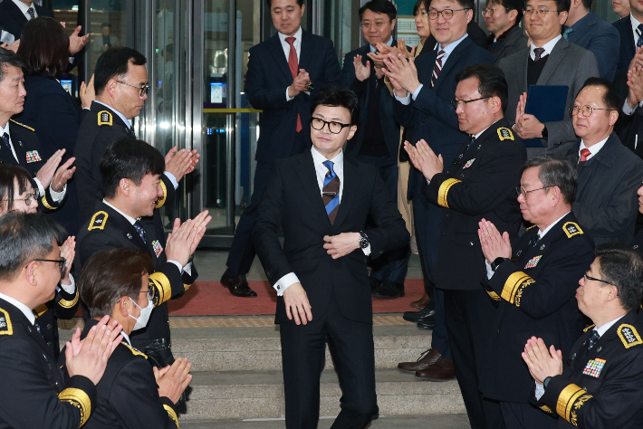 한동훈 법무부 장관이 21일 오후 과천 법무부 청사에서 이임식을 마치고 청사를 떠나고 있다. 연합뉴스