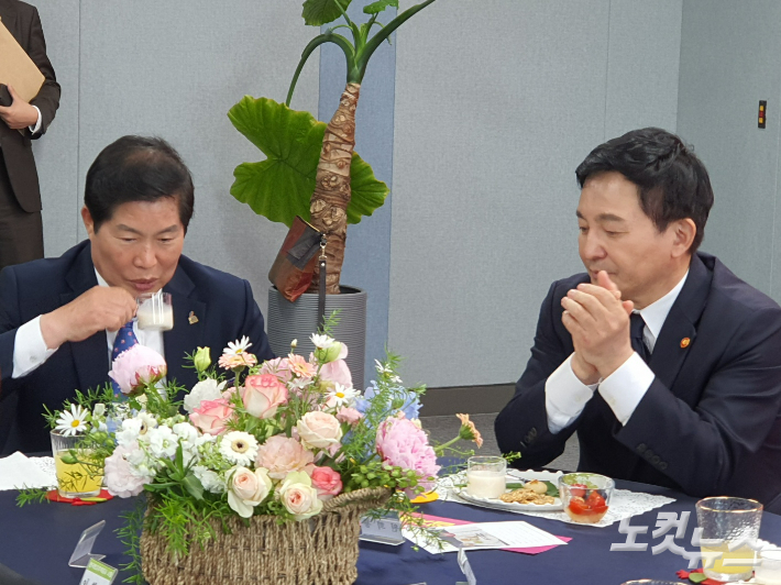 공영민 고흥군수(왼쪽)가 지난 6월 고흥군청을 방문한 원희룡 장관과 만나 음료를 마시고 있다. 고영호 기자