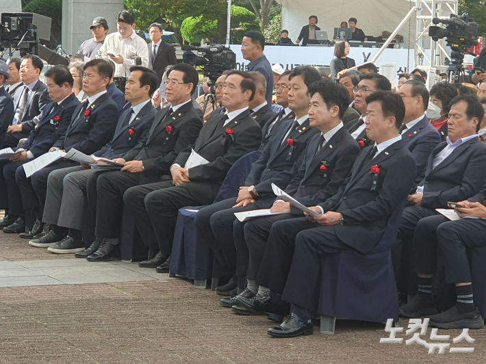  제75주기 여순사건 합동 추념식에 참석한 기관장들이 유족 사연을 경청하고 있다. 고영호 기자