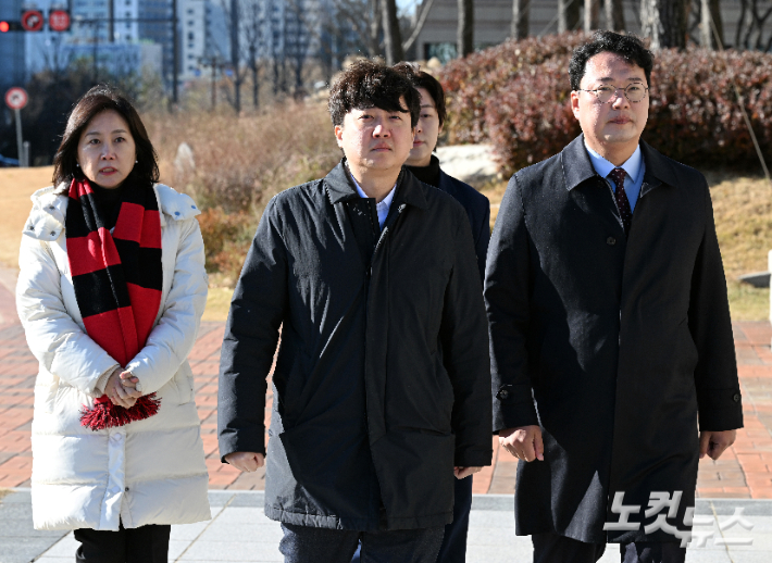 국민의힘 이준석 전 대표와 천하람 순천갑 당협위원장이 30일 서울 여의도 국회 본관 앞 계단에서 열린 해병대 채상병 특검법 연내 처리 촉구 기자회견에 참석하고 있다. 윤창원 기자