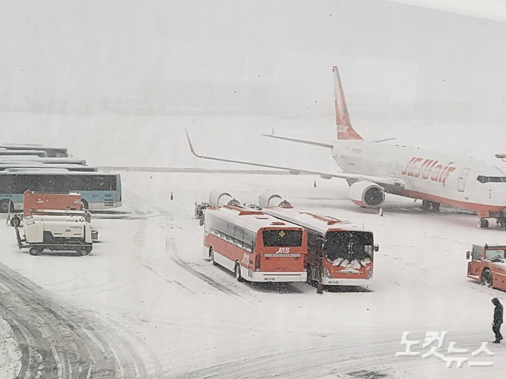 제주지역 폭설로 22일 오전 제주공항 활주로가 폐쇄됐다. 김대휘 기자