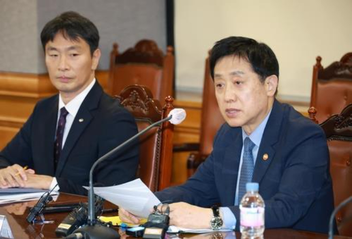 김주현 금융위원장(오른쪽)과 이복현 금융감독원장. 금융위 제공