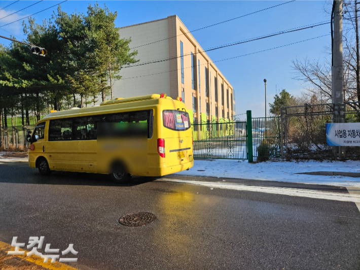 신천지 논란이 일고 있는 건물 반경 2km 안에 초,중,고등학교가 10여 곳에 이른다. 길 건너 아파트 단지 주민들은 반사회성이 짙은 종교단체가 진출하는 것에 우려하고 있다. 송주열 기자