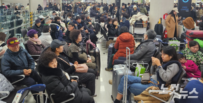 22일 폭설로 제주공항 운항이 전면 중단되자 발이 묶인 관광객과 도민들로 3층 대합실이 큰 혼잡을 빚고 있다. 고상현 기자