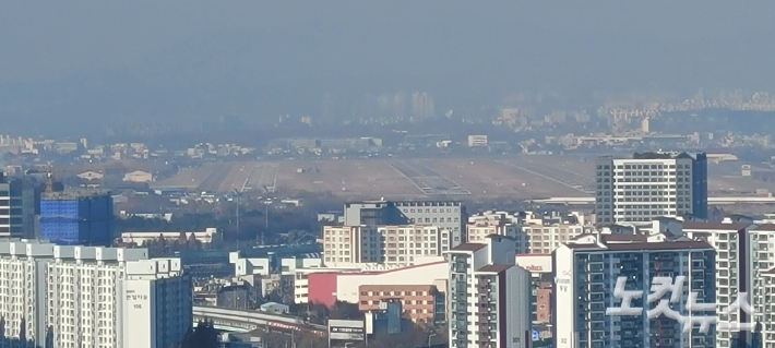 경기 오산시 죽미령 정상에서 내려다 본 수원 군공항 일대. 수원지역 주택가는 물론 화성시 병점 일원의 대단지 아파트들이 인접해 있다. 박창주 기자