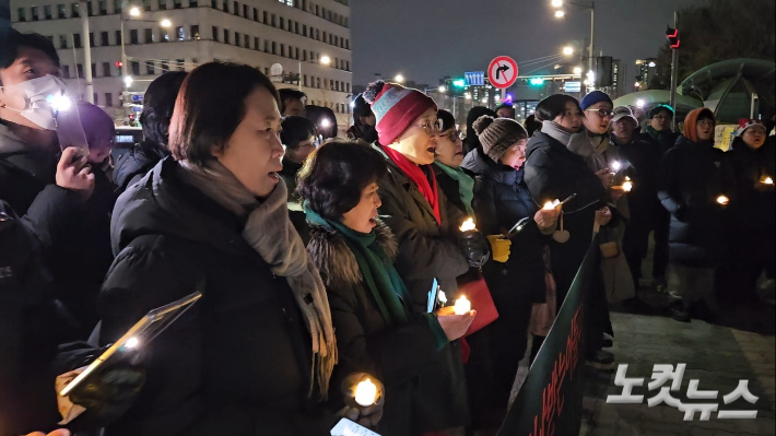 고난받는이들과함께하는 새벽송 순례단이 23일 오후 이태원참사 특별법 제정 국회 농성장을 찾아 성탄의 노래를 부르고 있다. 