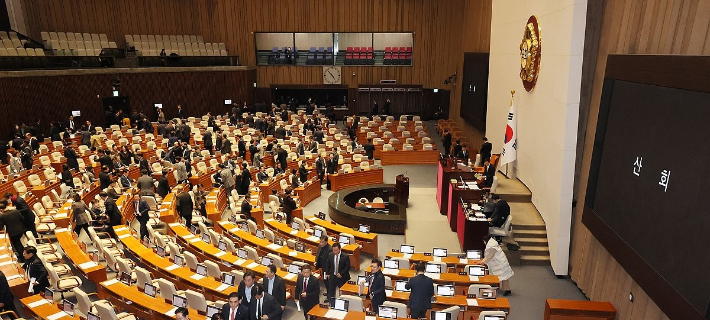 21일 국회 본회의에서 2024년도 예산안 처리를 마친 의원들이 퇴장하고 있다. 연합뉴스
