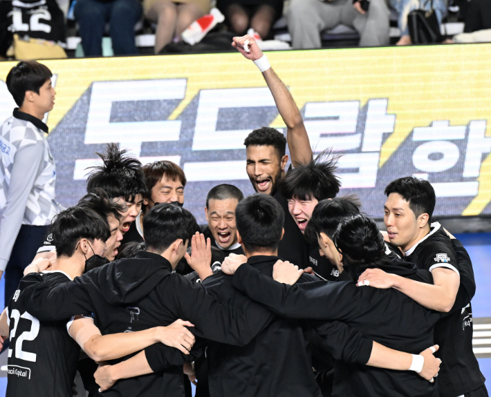 현대캐피탈 선수들이 24일 천안 유관순체육관에서 열린 프로배구 남자부 한국전력과 홈 경기에서 승리한 뒤 기뻐하고 있다. 한국배구연맹