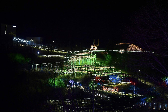 북한과 맞닿은 경기 김포 애기봉에 성탄 트리 모양의 조명 시설이 24일 9년 만에 설치됐다. 연합뉴스