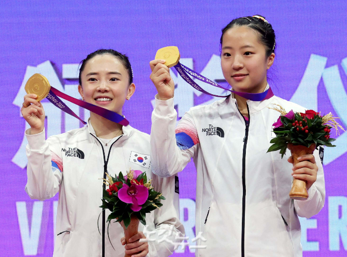 신유빈(오른쪽)-전지희가 항저우아시안게임 탁구 여자 복식 시상식에서 금메달을 들고 기념 촬영하고 있다. 항저우(중국)=황진환 기자