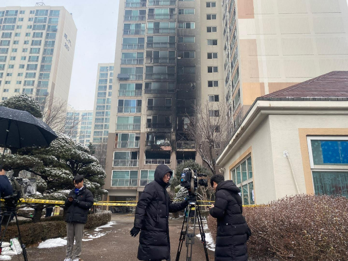 25일 새벽 화재가 발생한 서울 도봉구 방학동의 한 아파트. 연합뉴스 