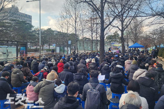 25일, 서울 국회의사당 앞에서 진행된 고난받는 이들과 함께하는 성탄절 연합예배.