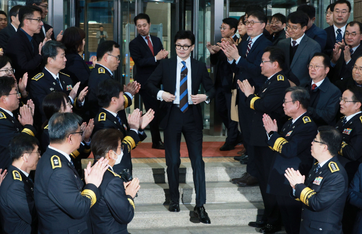 한동훈 법무부 장관이 21일 오후 과천 법무부 청사에서 이임식을 마치고 청사를 떠나고 있다. 연합뉴스