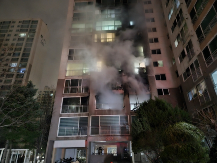 연휴 마지막 날이자 성탄절인 25일 새벽 서울 도봉구의 한 고층 아파트에서 불이 나 2명이 숨지고 29명이 다쳤다. 화재 당시 모습. 연합뉴스