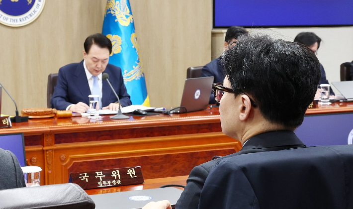 한동훈 법무부 장관이 19일 서울 용산 대통령실 청사에서 열린 국무회의에서 윤석열 대통령의 발언을 경청하고 있다. 연합뉴스.