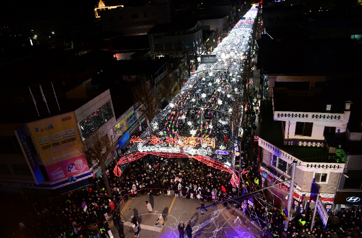 화천의 겨울축제 시즌 개막을 알리는 2024 얼음나라 화천산천어축제 선등거리 점등식이 지난 23일 밤, 화천읍 중앙로 일대에서 열렸다. 화천군 제공