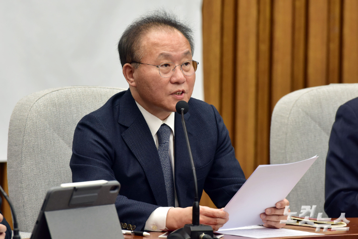 국민의힘 윤재옥 당대표 권한대행 겸 원내대표가 26일 서울 여의도 국회에서 열린 원내대책회의에서 모두발언을 하고 있다. 윤창원 기자